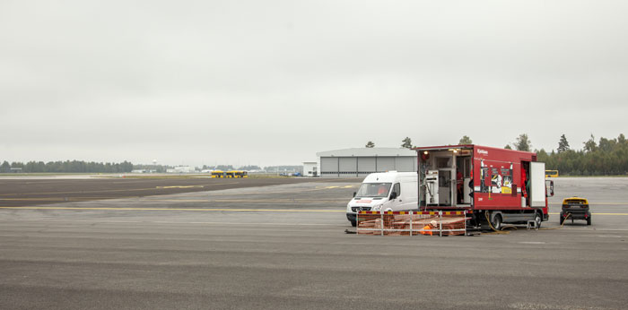 Inn og ut: På flyplasser kan Kjeldaas kjøre lastebilen inn, gå ned i kummen og fornye rørene helt ut å grave.Dermed kan de også raskt pakke sammen og kjøre før neste fly skal lande.