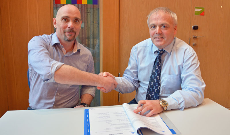 Kjetil Bergflødt i TOOLS (t.v) og kategorimanager Edmund Kammen i Hydro signerer her den nye avtalen mellom selskapene.